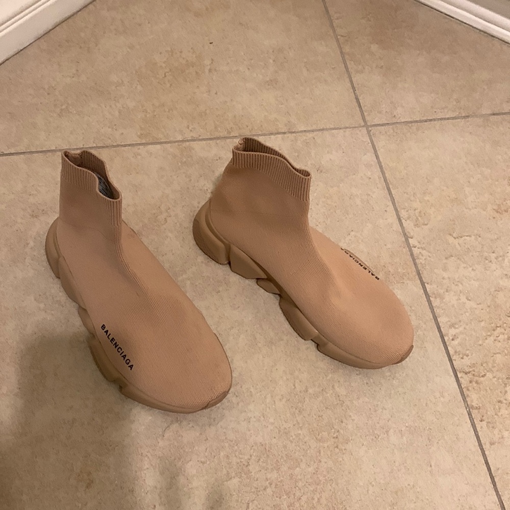 New shoes never been worn size 6 fits like a 6.5